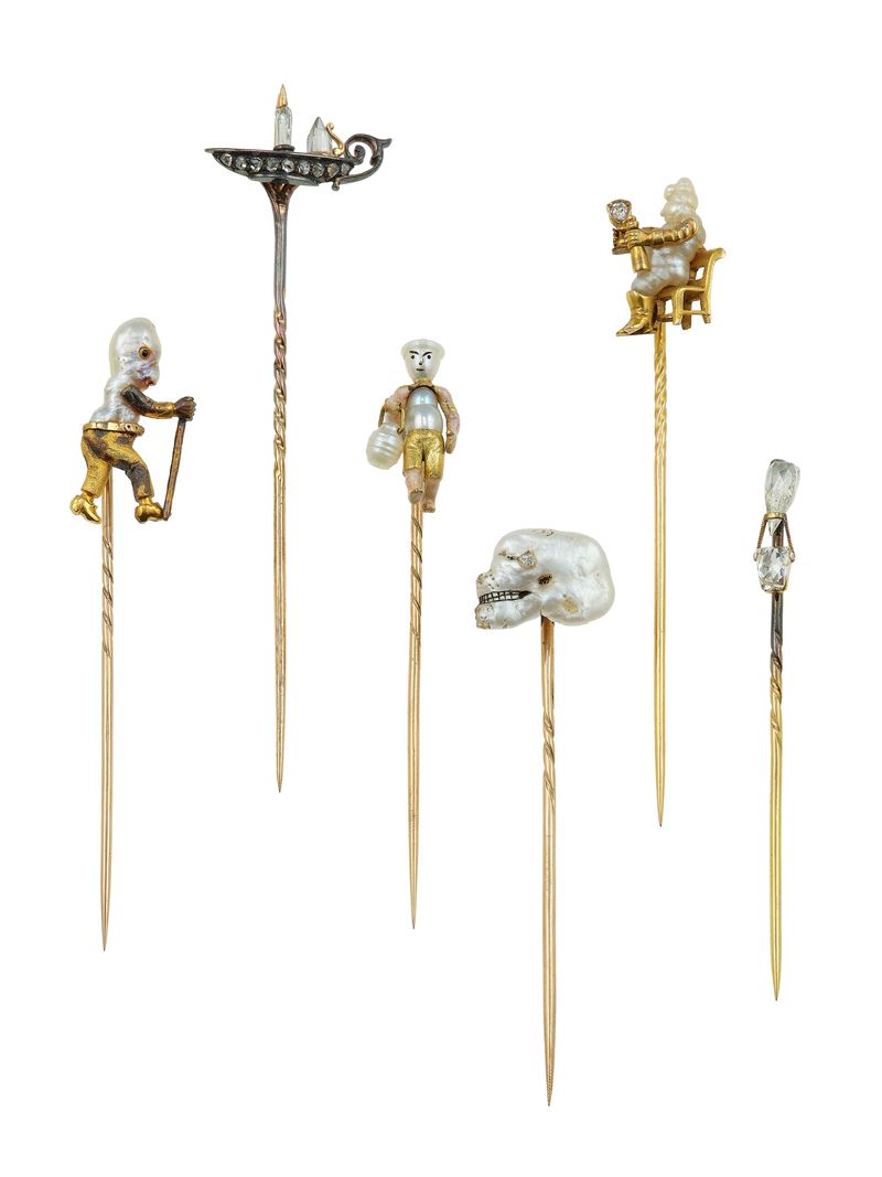 Lotto composto da 6 spilloni in oro, argento, perle, smalti e diamanti  - Asta Fine Jewels - Cambi Casa d'Aste