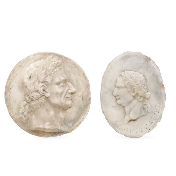Due medaglioni con profili degli imperatori romani Cesare e Claudio. Arte barocca italiana del XVII-XVIII secolo