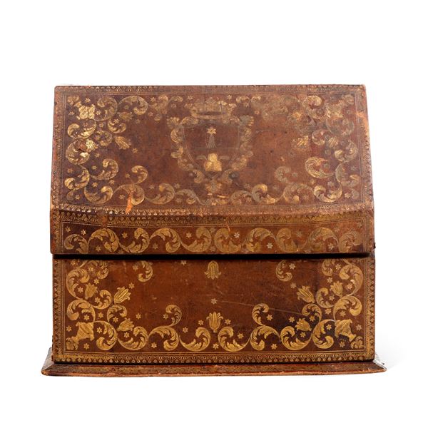 Portalettere in cuoio impresso in oro. XVIII-XIX secolo