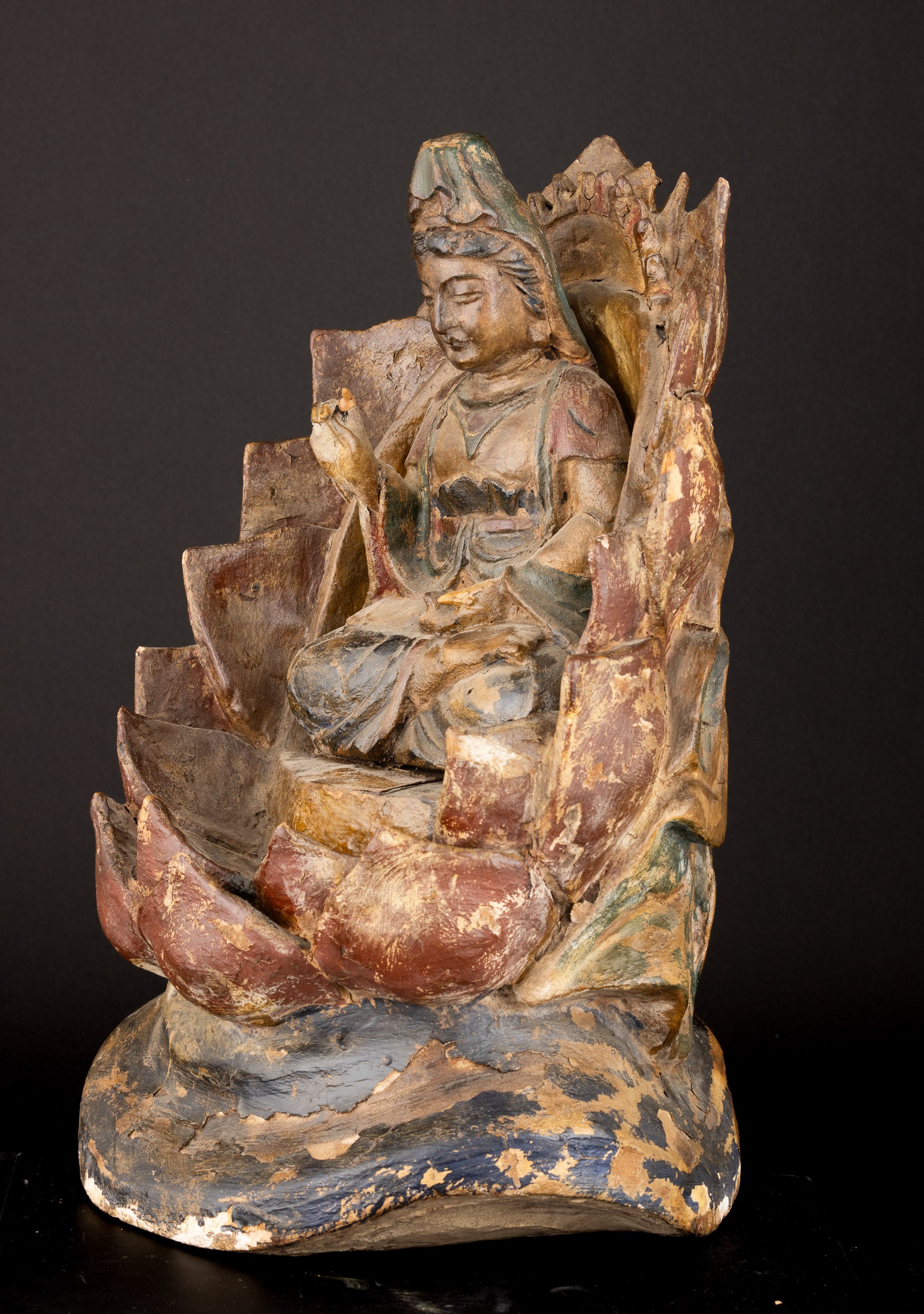 Scultura di Sakyamuni in Legno Scolpito e Dipinto su Base Fiore di Loto, Cina, XVIII Secolo