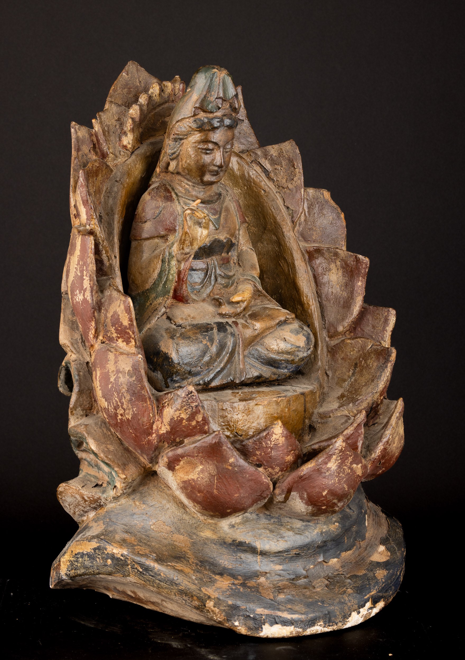 Scultura di Sakyamuni in Legno Scolpito e Dipinto su Base Fiore di Loto, Cina, XVIII Secolo