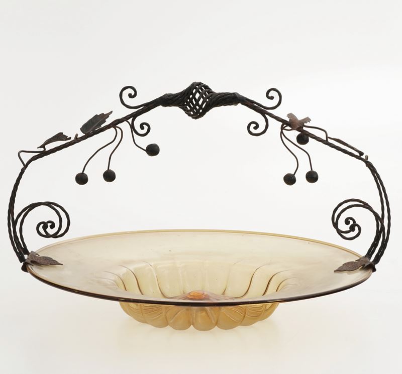 Piatto in vetro con manico in ferro. Murano, anni '20 del XX secolo  - Asta Antiquariato del XX secolo - Cambi Casa d'Aste