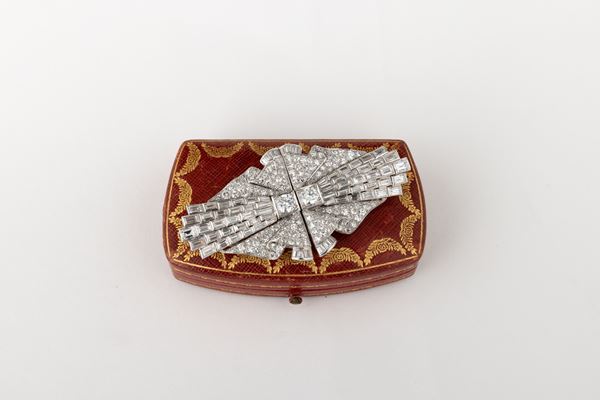 Cartier, London. Spilla douette con diamanti per ct 16/17.00 circa