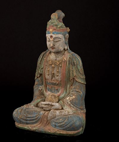Figura di Guanyin Incoronata Intagliata in Legno con Tracce di Policromia, Cina, Dinastia Ming (1...