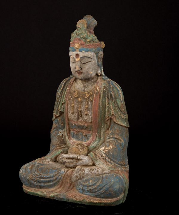 Figura di Guanyin incoronata intagliata in legno con tracce di policromia, Cina, Dinastia Ming (1368- [..]