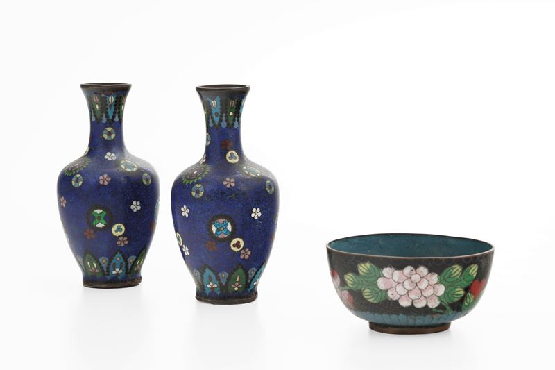 Due vasi e una ciotola con decoro a smalti cloisonné  - Asta Antiquariato - Cambi Casa d'Aste