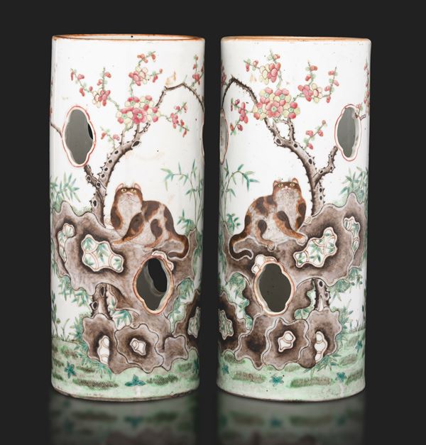 Coppia di vasi cilindrici porta cappelli in porcellana con decoro a smalti policromi a traforo raffigurante gatti, Cina, Dinastia Qing, epoca Guangxu, XIX secolo