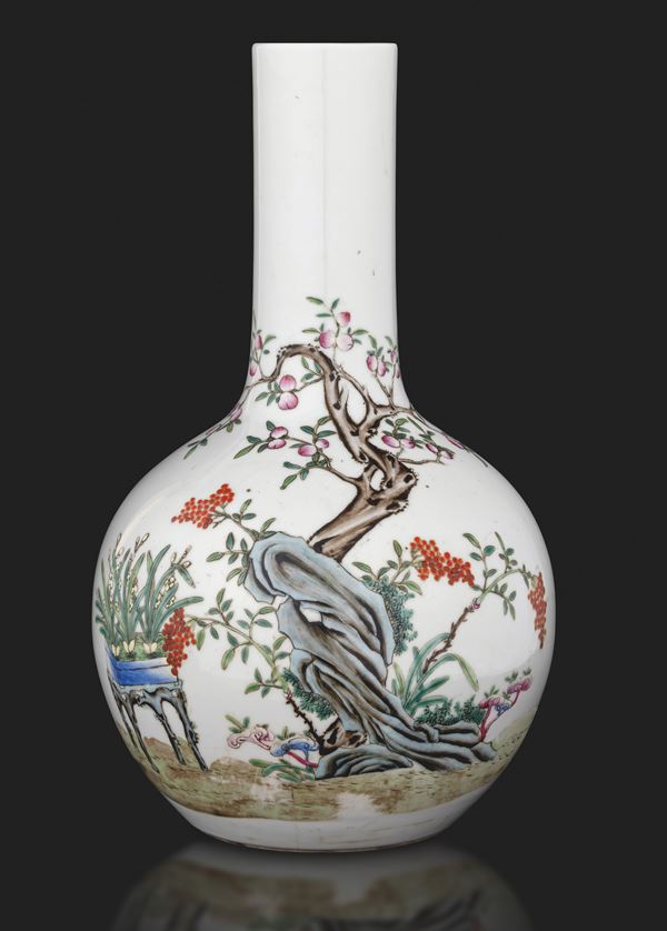 Vaso a bottiglia in porcellana Famiglia Rosa a decoro naturalistico, Cina, Dinastia Qing, XIX secolo