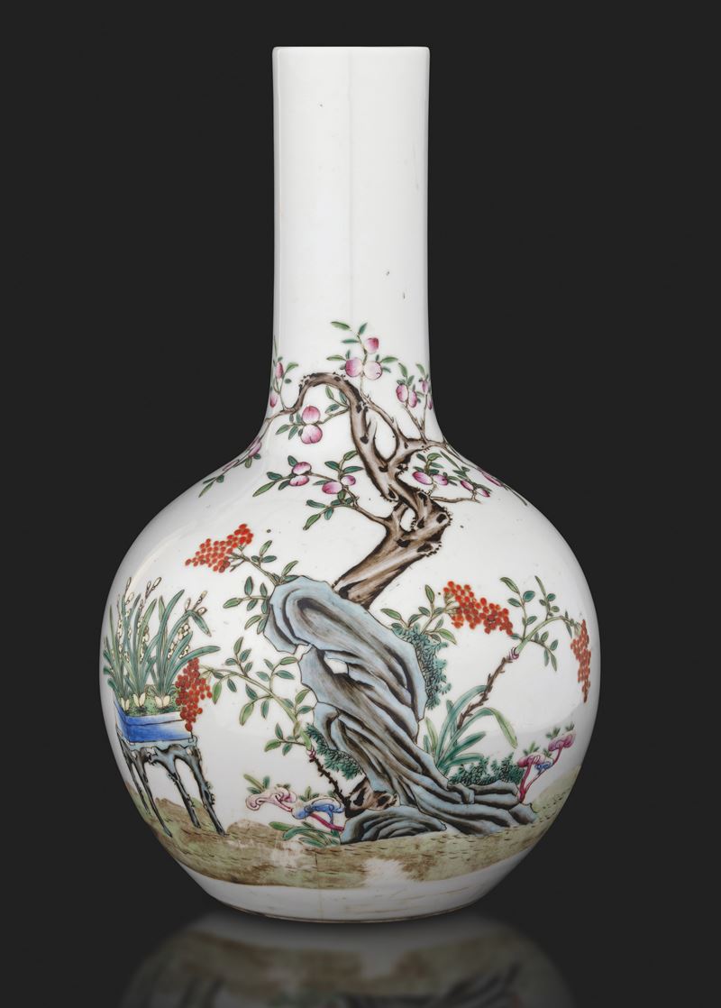 Vaso a bottiglia in porcellana Famiglia Rosa a decoro naturalistico, Cina, Dinastia Qing, XIX secolo  - Asta Arte Orientale - II - Cambi Casa d'Aste