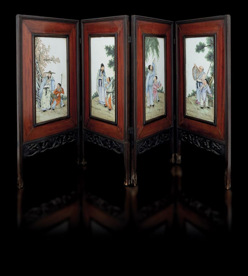 Paravento a quattro ante con placche in porcellana raffiguranti scene di vita comune,Cina, periodo Repubblica, XX secolo  - Asta Arte Orientale - II - Cambi Casa d'Aste
