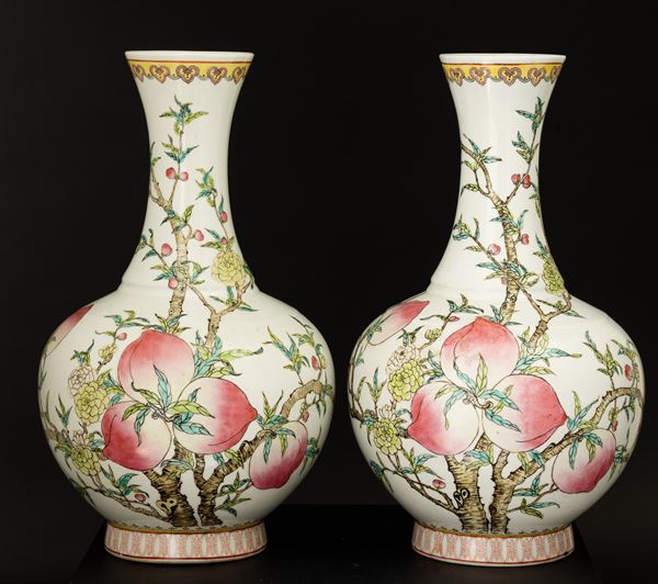 Coppia di vasi in porcellana policroma con decoro a fiori, rami e pesche Cina, Dinastia Qing (1644-1912)
