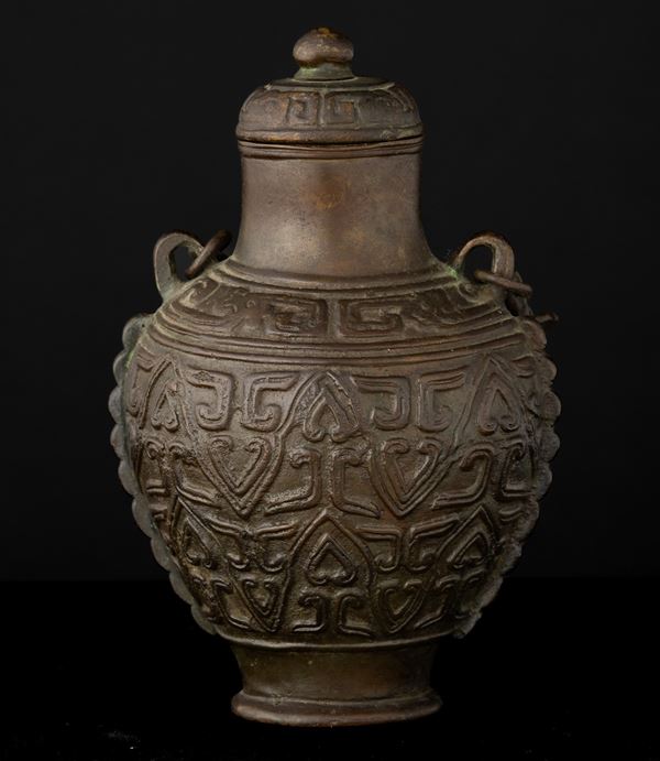 Fiasca in bronzo a motivi geometrici e decori d'ispirazione arcaica, Cina, Dinastia Ming, XVII secolo