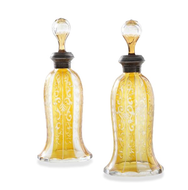 Coppia di bottiglie con tappo in cristallo colorato. XX secolo