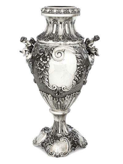 Argenteria artistica milanese del XX secolo, Vaso in argento fuso, sagomato e cesellato