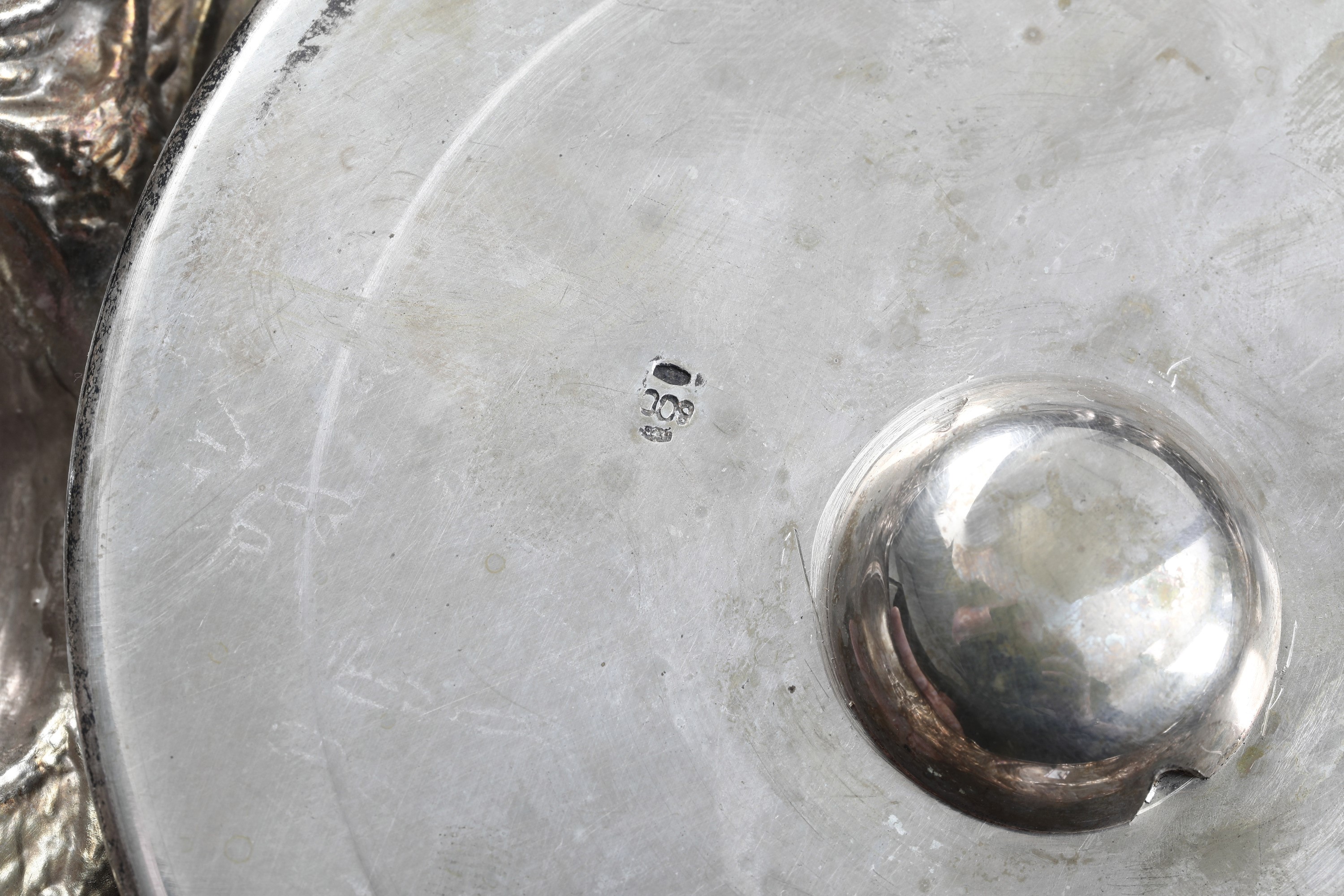 Argenteria artistica milanese del XX secolo, Vaso in argento fuso, sagomato e cesellato