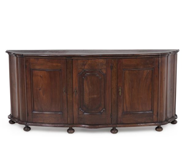 Credenza in noce a tre ante. XVIII secolo