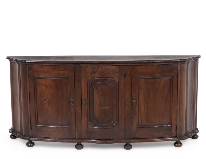 Credenza in noce a tre ante. XVIII secolo  - Asta Antiquariato - Cambi Casa d'Aste