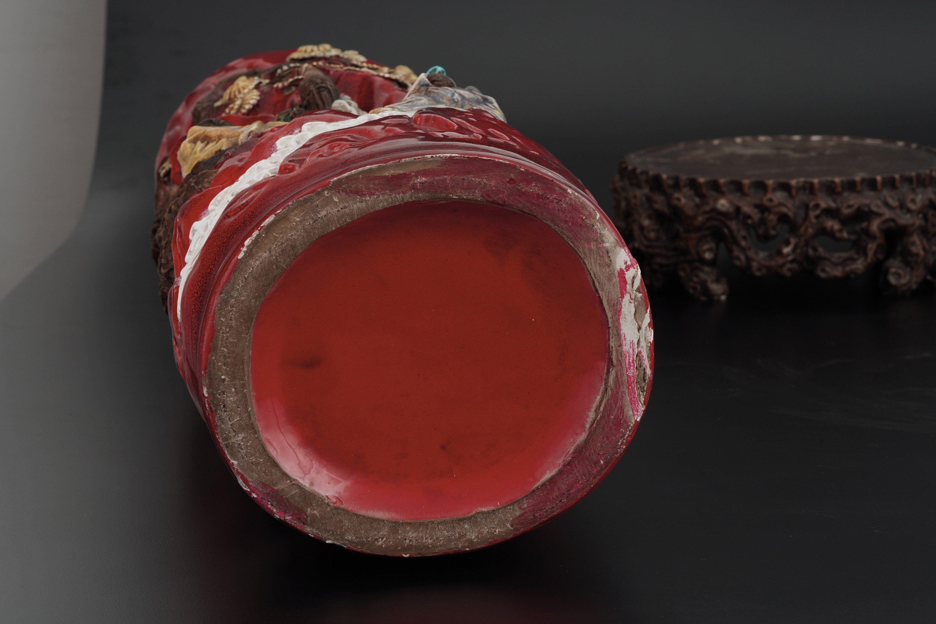 Vaso Orientale in Porcellana a Smalti Policromi con Figure a Rilievo