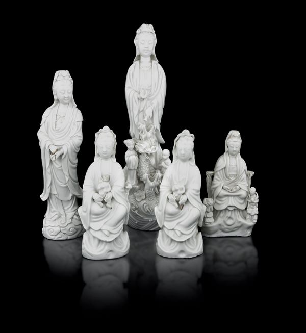 Lotto composto di 5 Guanyin in porcellana Blan de Chine, Cina, Dinastia Qing, XVIII e XIX secolo