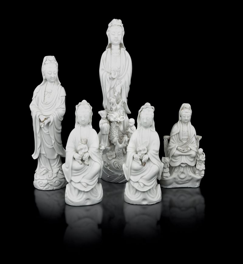 Lotto composto di 5 Guanyin in porcellana Blan de Chine, Cina, Dinastia Qing, XVIII e XIX secolo  - Auction Asian Art - II - Cambi Casa d'Aste