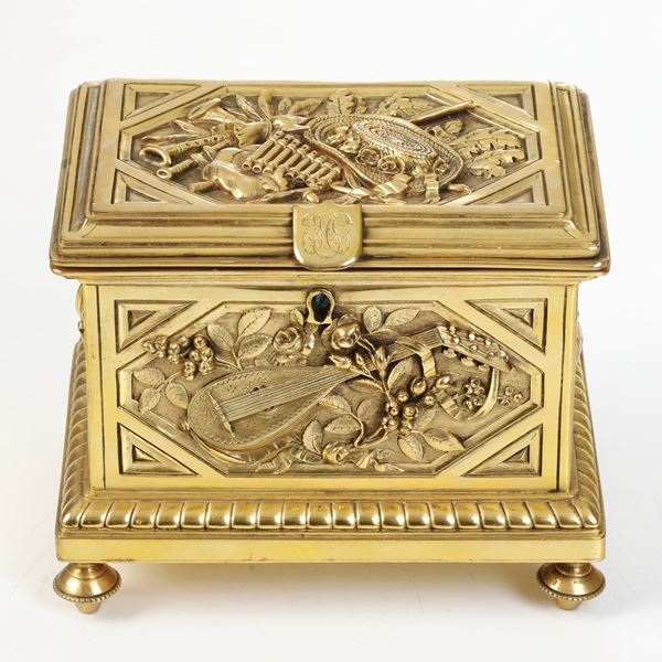 Cofanetto in bronzo fuso e dorato. XVIII-XIX secolo