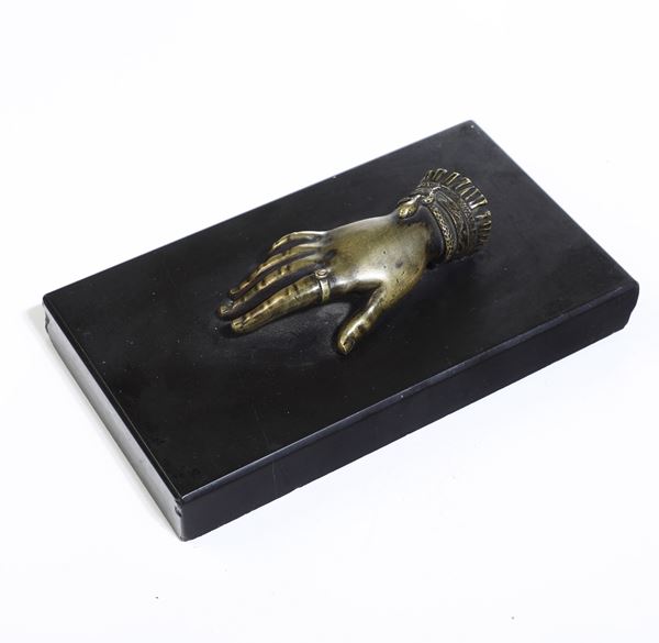 Fermacarte in marmo e bronzo dorato a guisa di mano
