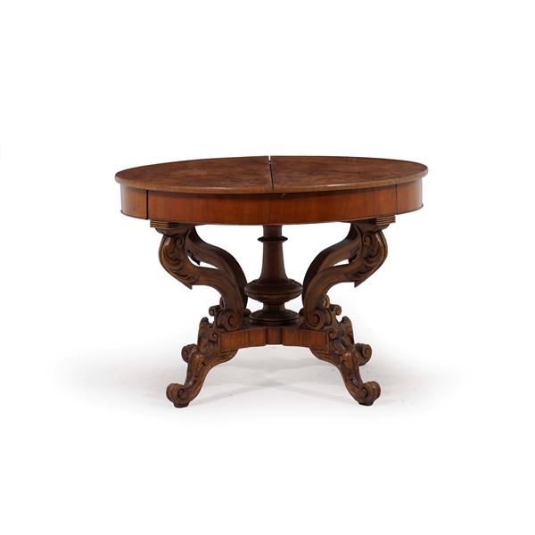 Tavolo allungabile con gambe in legno intagliato a riccioli e sostegno centrale a colonna. XIX secolo