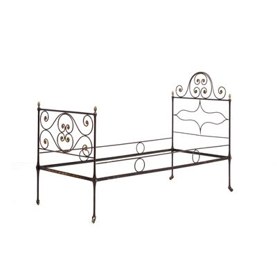 Letto antico in ferro dipinto, elementi strutturali verniciati (cm 93×196×136)