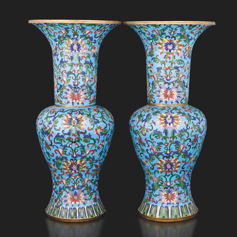 Coppia di vasi cloisonné a decoro floreale su fondo blu, Cina, Dinastia Qing, fine XIX secolo  - Auction Asian Art - II - Cambi Casa d'Aste