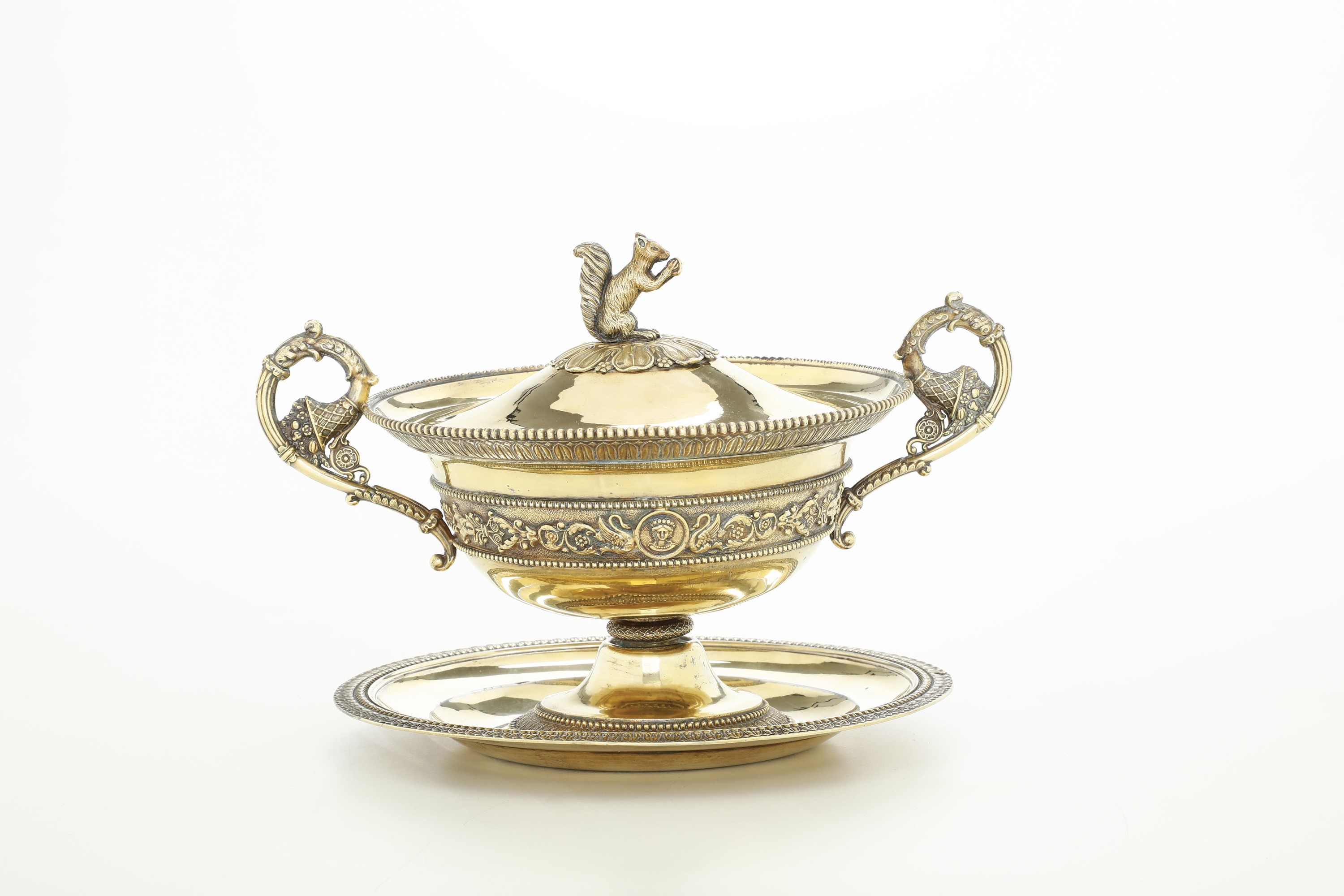 Argenteria francese (marchi per Parigi 1819-1838), Tazza da puerpera vermeille con decorazioni Ca...