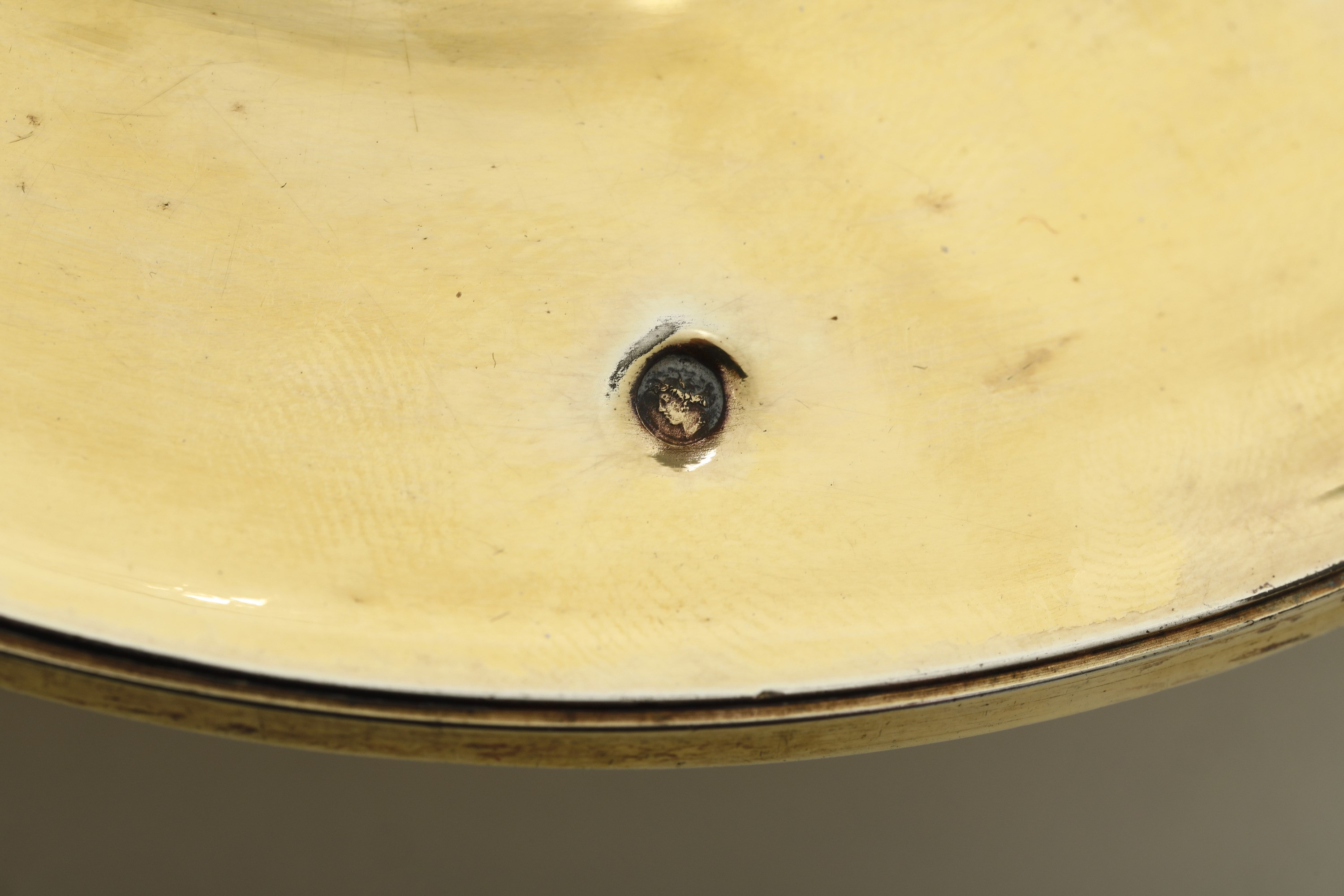 Argenteria francese (marchi per Parigi 1819-1838), Tazza da puerpera vermeille con decorazioni Ca...