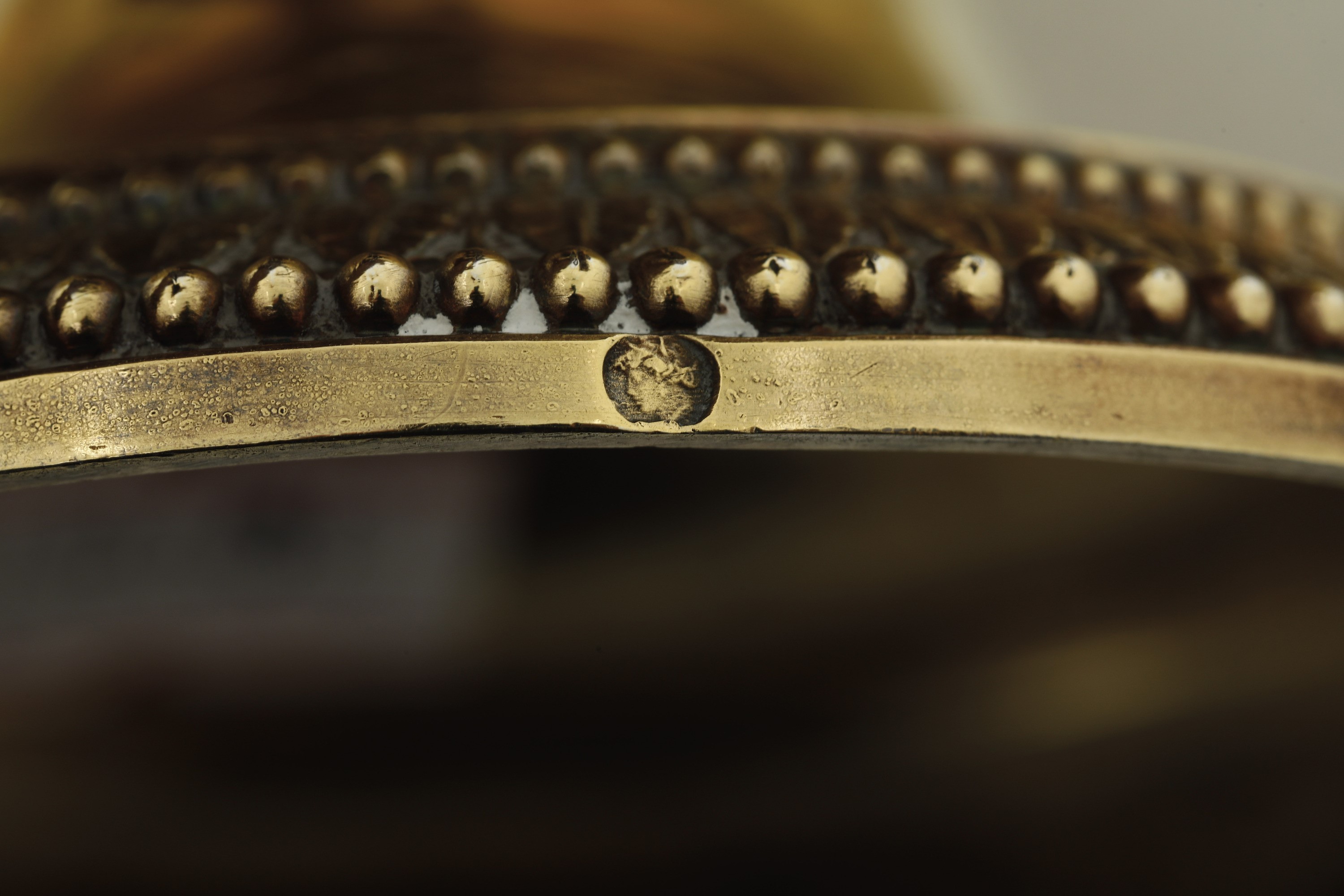 Argenteria francese (marchi per Parigi 1819-1838), Tazza da puerpera vermeille con decorazioni Ca...