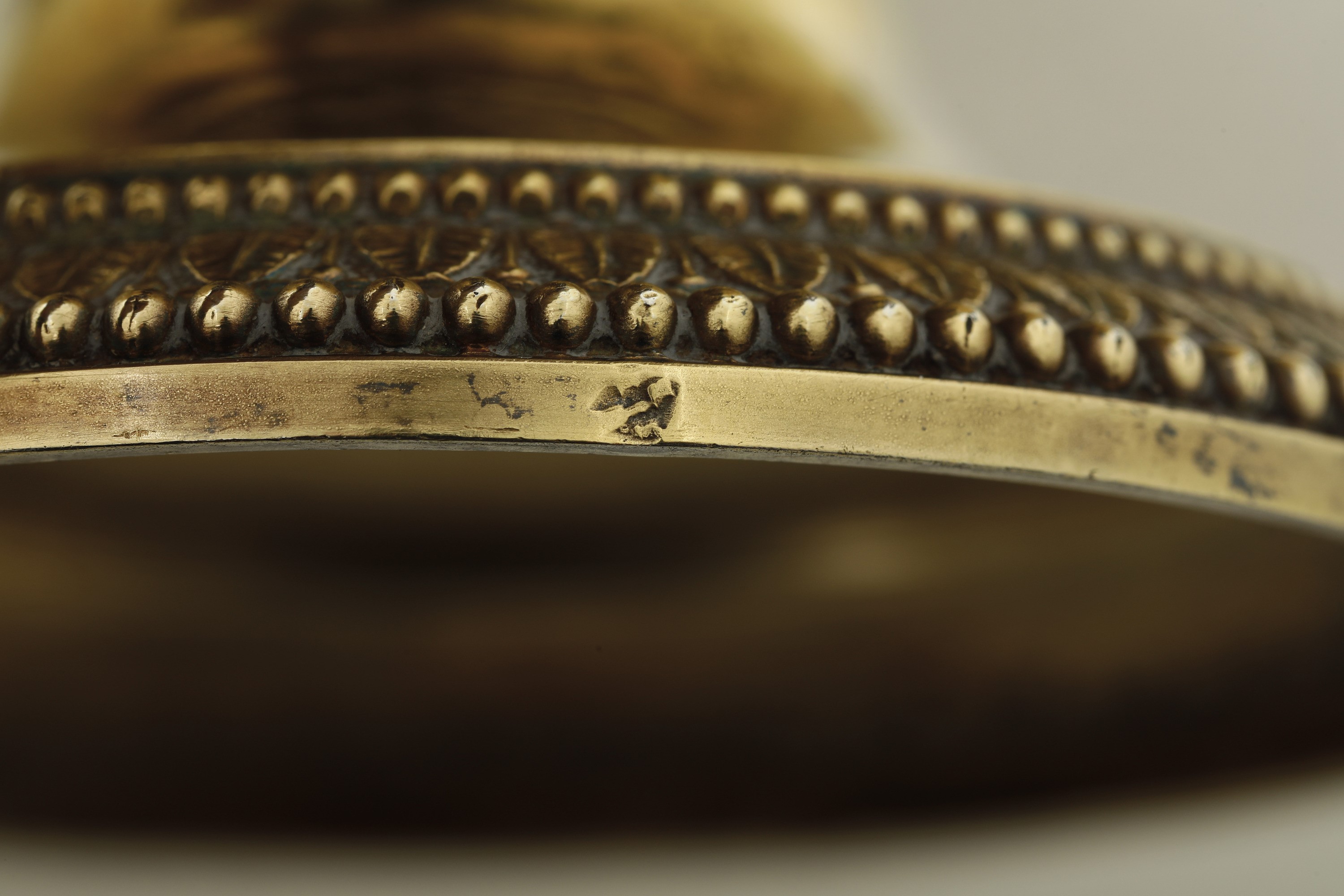 Argenteria francese (marchi per Parigi 1819-1838), Tazza da puerpera vermeille con decorazioni Ca...