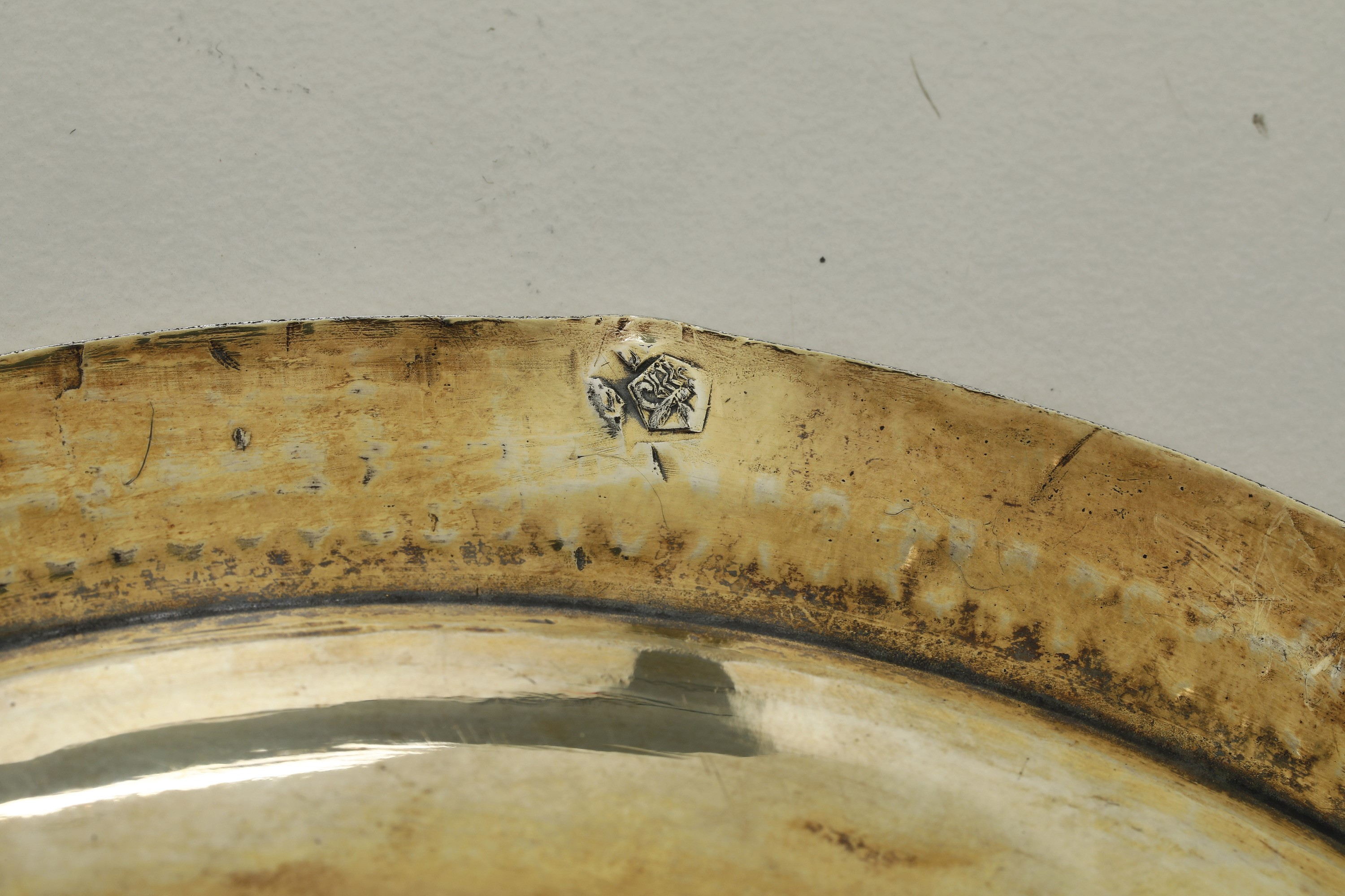Argenteria francese (marchi per Parigi 1819-1838), Tazza da puerpera vermeille con decorazioni Ca...