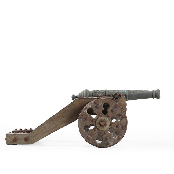 Piccolo modello di cannone con ruote in metallo e legno