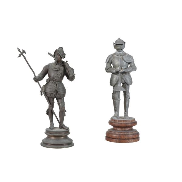 Due sculturine in bronzo raffiguranti armigeri