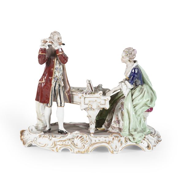 Gruppo in porcellana policroma con musicisti in abiti settecenteschi