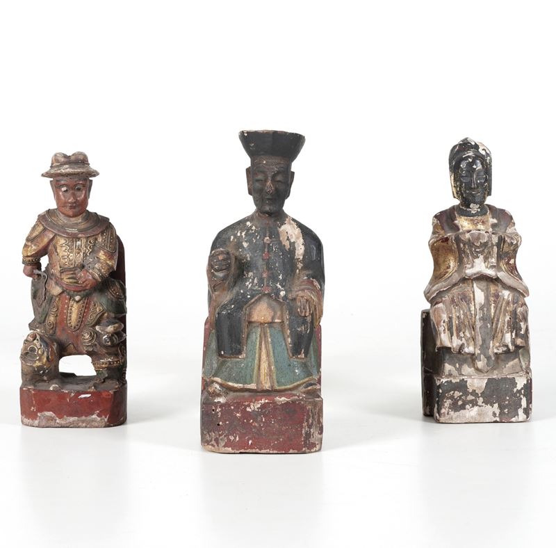 Tre sculture in legno intagliato. Cina, XX secolo  - Asta Antiquariato - Cambi Casa d'Aste
