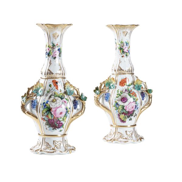 Coppia di vasi in porcellana. Francia, XIX secolo