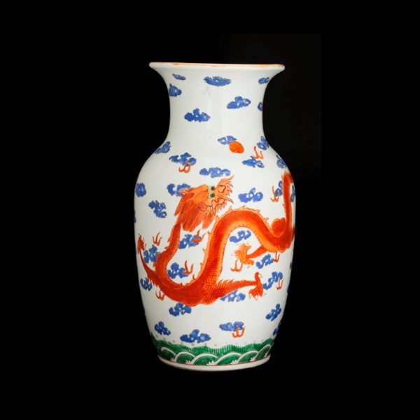 Vaso in porcellana raffigurante drago tra le nuvole, Cina , XX secolo