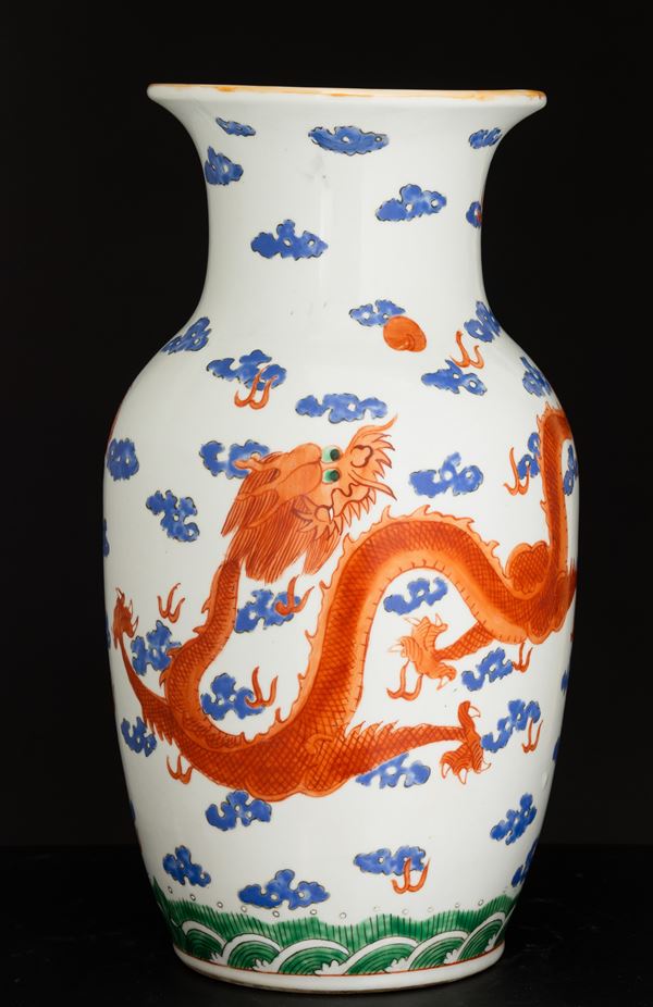 Vaso in porcellana raffigurante drago tra le nuvole, Cina , XX secolo