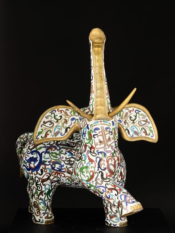 Figura di elefante a smalti policromi cloisonné, Cina, Dinastia Qing, XIX secolo