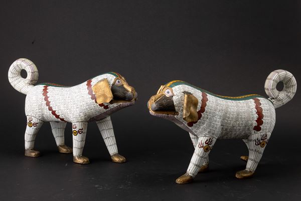 Coppia di figure di cani di Pho a smalti policromi cloisonné, Cina, Dinastia Qing, XIX secolo