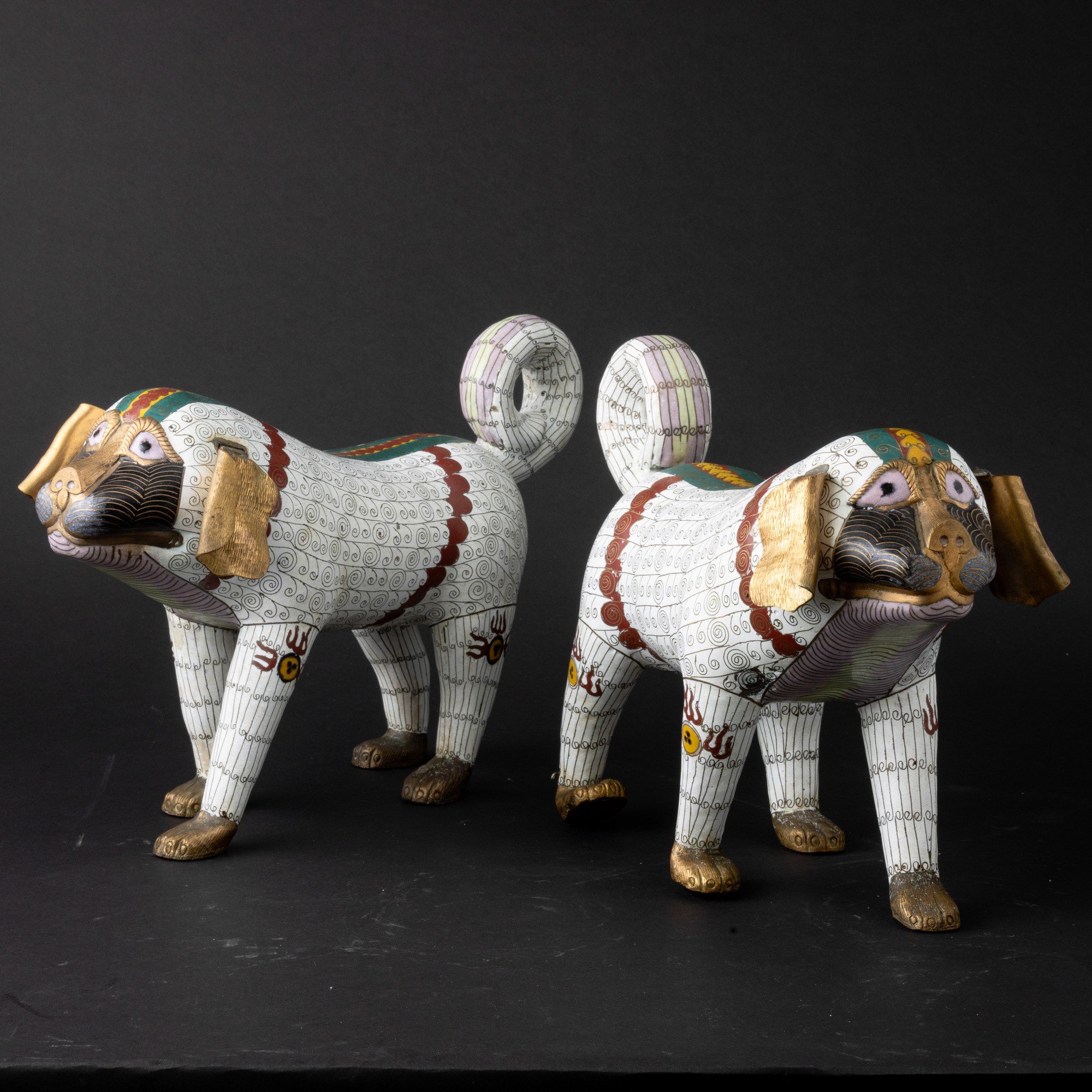 Coppia di Figure di Cani di Pho a Smalti Policromi Cloisonné, Cina, Dinastia Qing, XIX Secolo