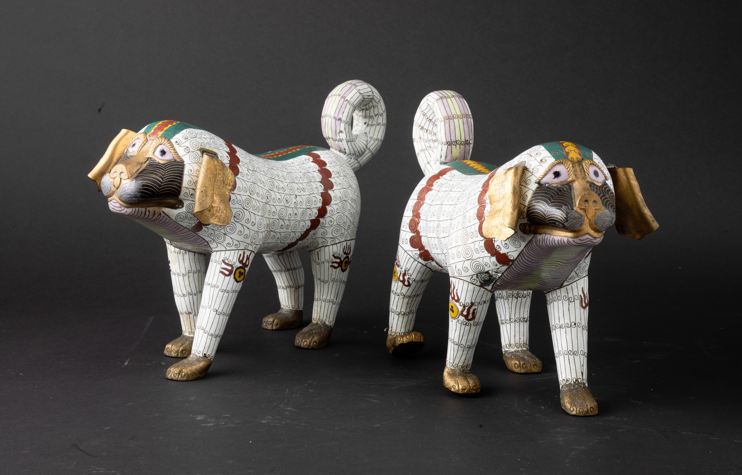 Coppia di Figure di Cani di Pho a Smalti Policromi Cloisonné, Cina, Dinastia Qing, XIX Secolo