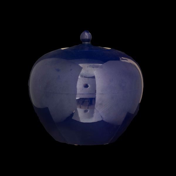 Potiche in porcellana monocroma a fondo blu, Cina, Dinastia Qing, marca e del periodo Yongzheng (1723 - 1735)