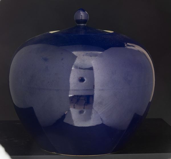 Potiche in porcellana monocroma a fondo blu, Cina, Dinastia Qing, marca e del periodo Yongzheng (1723 - 1735)