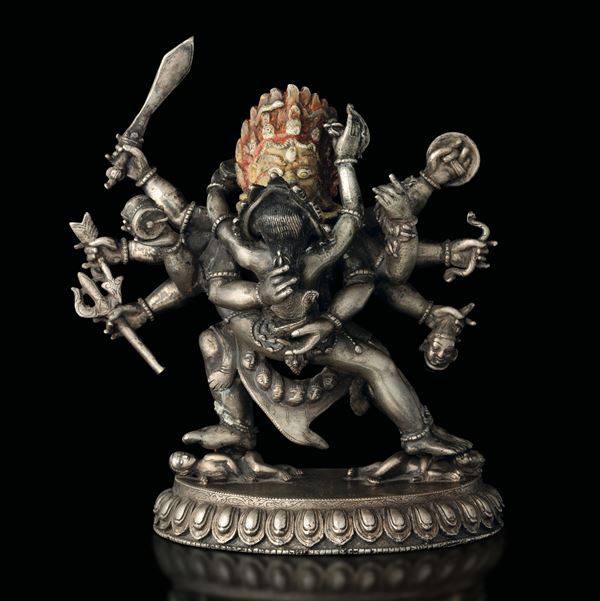 Figura di Mahakala yab-yum in argento su fiore di loto con tracce di policromia, Tibet, XVIII secolo