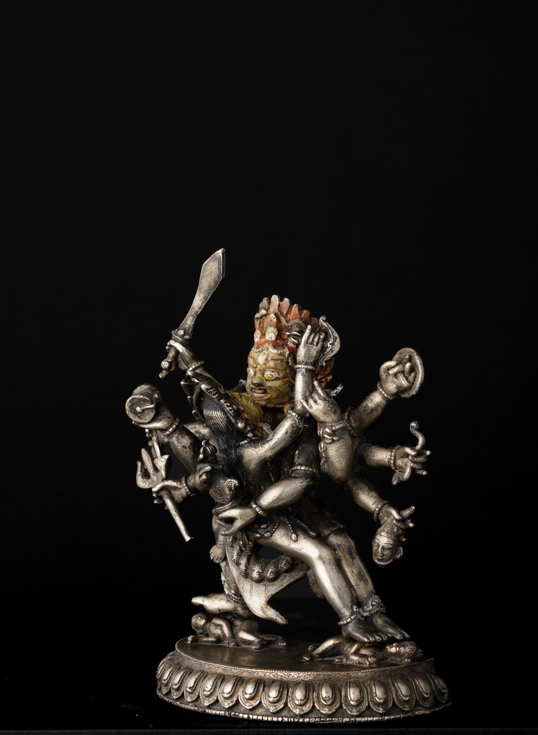 Figura di Mahakala Yab-yum in Argento su Fiore di Loto con Tracce di Policromia, Tibet, XVIII Sec...