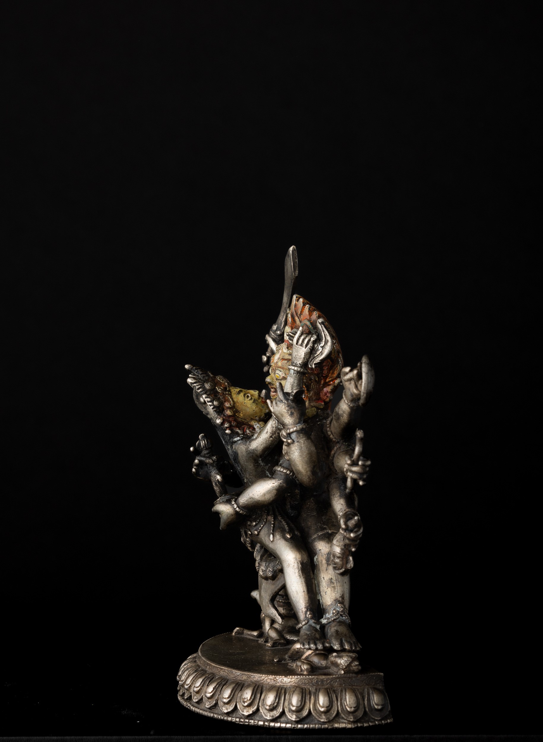 Figura di Mahakala Yab-yum in Argento su Fiore di Loto con Tracce di Policromia, Tibet, XVIII Sec...